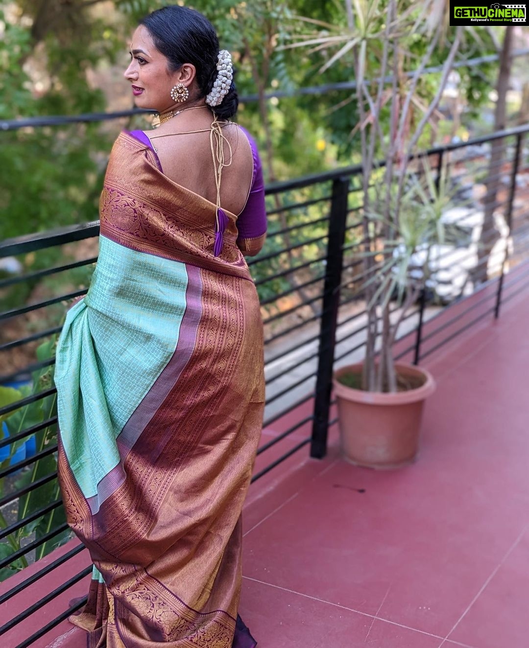 Shwetha Srivatsav Instagram - ಶೋಭಕೃತ್ ನಾಮ ಸಂವತ್ಸರದ ಯುಗಾದಿ, ದೂರಾಗಿಸಲಿ ಬೇಗುದಿ, ತರಲಿ ಬಾಳ ತುಂಬಾ ನೆಮ್ಮದಿ. #happyugadi #ugadi #indianfestival #saree #southindian #kannadati #shwethasrivatsav