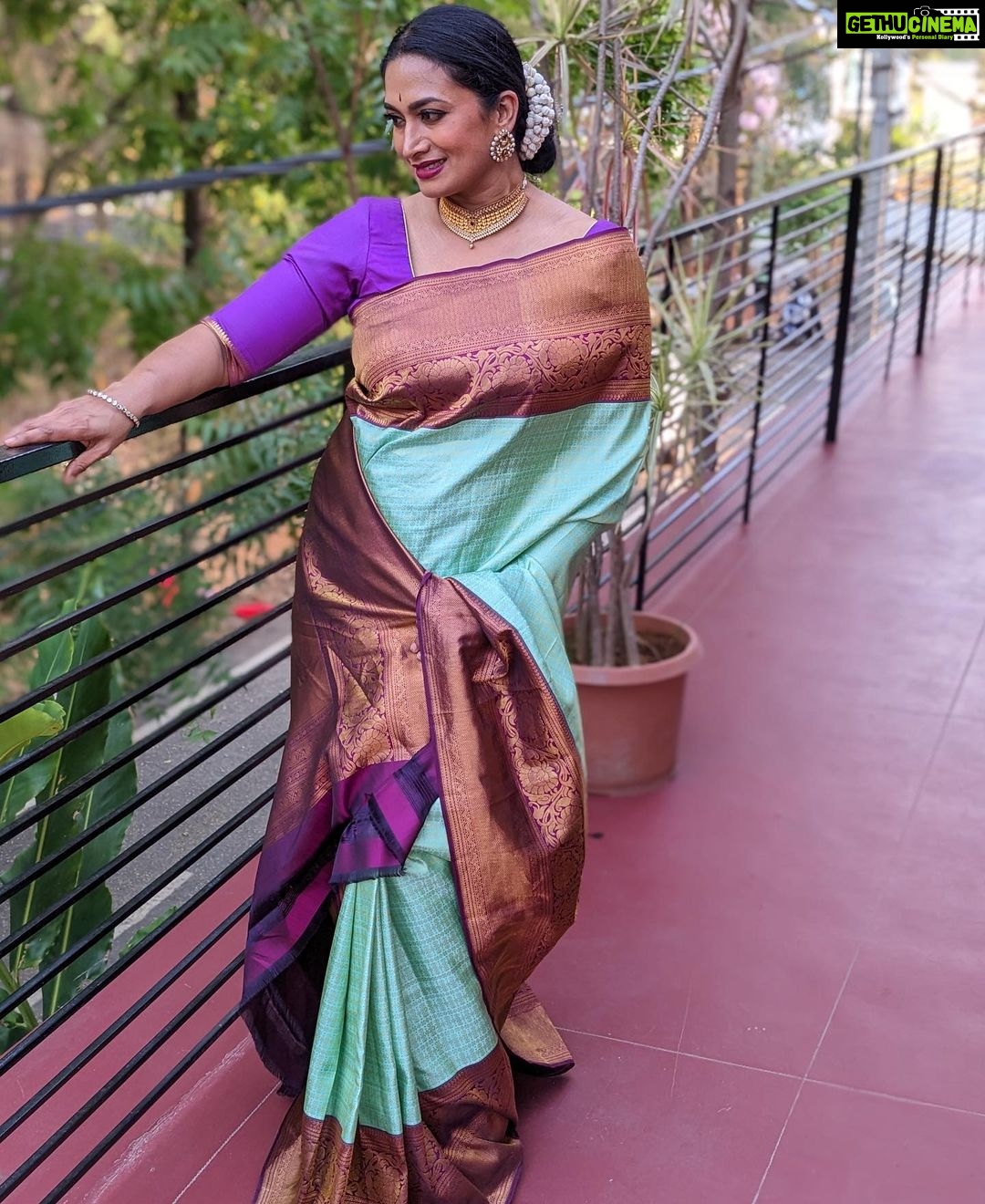 Shwetha Srivatsav Instagram - ಶೋಭಕೃತ್ ನಾಮ ಸಂವತ್ಸರದ ಯುಗಾದಿ, ದೂರಾಗಿಸಲಿ ಬೇಗುದಿ, ತರಲಿ ಬಾಳ ತುಂಬಾ ನೆಮ್ಮದಿ. #happyugadi #ugadi #indianfestival #saree #southindian #kannadati #shwethasrivatsav