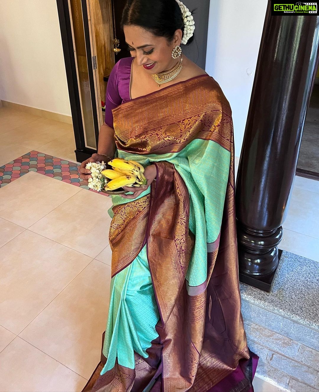 Shwetha Srivatsav Instagram - ಶೋಭಕೃತ್ ನಾಮ ಸಂವತ್ಸರದ ಯುಗಾದಿ, ದೂರಾಗಿಸಲಿ ಬೇಗುದಿ, ತರಲಿ ಬಾಳ ತುಂಬಾ ನೆಮ್ಮದಿ. #happyugadi #ugadi #indianfestival #saree #southindian #kannadati #shwethasrivatsav