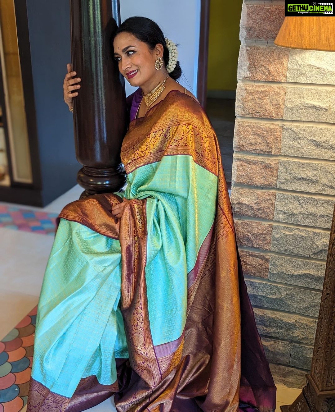 Shwetha Srivatsav Instagram - ಶೋಭಕೃತ್ ನಾಮ ಸಂವತ್ಸರದ ಯುಗಾದಿ, ದೂರಾಗಿಸಲಿ ಬೇಗುದಿ, ತರಲಿ ಬಾಳ ತುಂಬಾ ನೆಮ್ಮದಿ. #happyugadi #ugadi #indianfestival #saree #southindian #kannadati #shwethasrivatsav