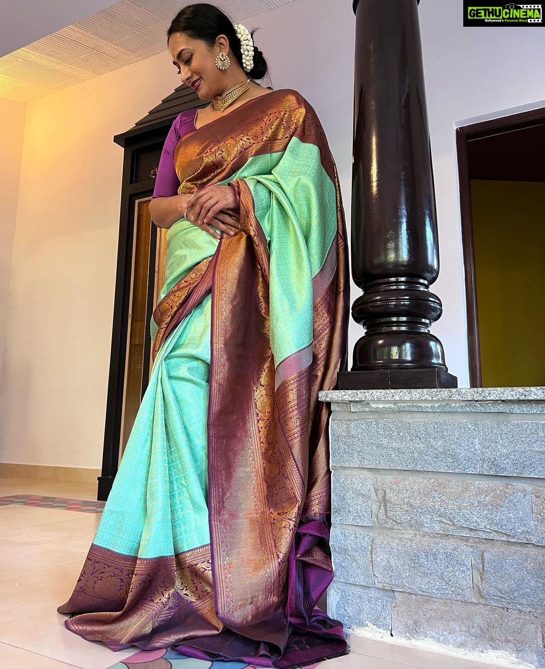 Shwetha Srivatsav Instagram - ಶೋಭಕೃತ್ ನಾಮ ಸಂವತ್ಸರದ ಯುಗಾದಿ, ದೂರಾಗಿಸಲಿ ಬೇಗುದಿ, ತರಲಿ ಬಾಳ ತುಂಬಾ ನೆಮ್ಮದಿ. #happyugadi #ugadi #indianfestival #saree #southindian #kannadati #shwethasrivatsav