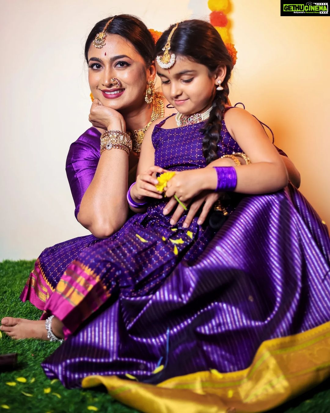 Shwetha Srivatsav Instagram - ಸೂರ್ಯ ದೇವರು ನಿಮ್ಮ ಜೀವನದಲ್ಲಿ ಸಂತೋಷ ಮತ್ತು ಬಹಳಷ್ಟು ಯಶಸ್ಸು ಮತ್ತು ಸಮೃದ್ಧಿಯನ್ನು ತರಲಿ. ಎಲ್ಲರಿಗೂ ಮಕರ ಸಂಕ್ರಾಂತಿಯ ಶುಭಾಶಯಗಳು. #ashmithasrivatsav #shwethasrivatsav @ashmitha.srivatsav 's dress: personal MUA : @makeupstoriesbysumachikkegowda 📸: @royalweddingphotography_blore Saree: @bhargavi_vikyathi Jewellery: @jewelleryforrent_lotusbridal