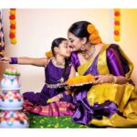 Shwetha Srivatsav Instagram – ಸೂರ್ಯ ದೇವರು ನಿಮ್ಮ ಜೀವನದಲ್ಲಿ ಸಂತೋಷ ಮತ್ತು ಬಹಳಷ್ಟು ಯಶಸ್ಸು ಮತ್ತು ಸಮೃದ್ಧಿಯನ್ನು ತರಲಿ. ಎಲ್ಲರಿಗೂ ಮಕರ ಸಂಕ್ರಾಂತಿಯ ಶುಭಾಶಯಗಳು.
#ashmithasrivatsav #shwethasrivatsav

@ashmitha.srivatsav ‘s dress: personal 
MUA : @makeupstoriesbysumachikkegowda 
📸: @royalweddingphotography_blore 
Saree: @bhargavi_vikyathi 
Jewellery: @jewelleryforrent_lotusbridal