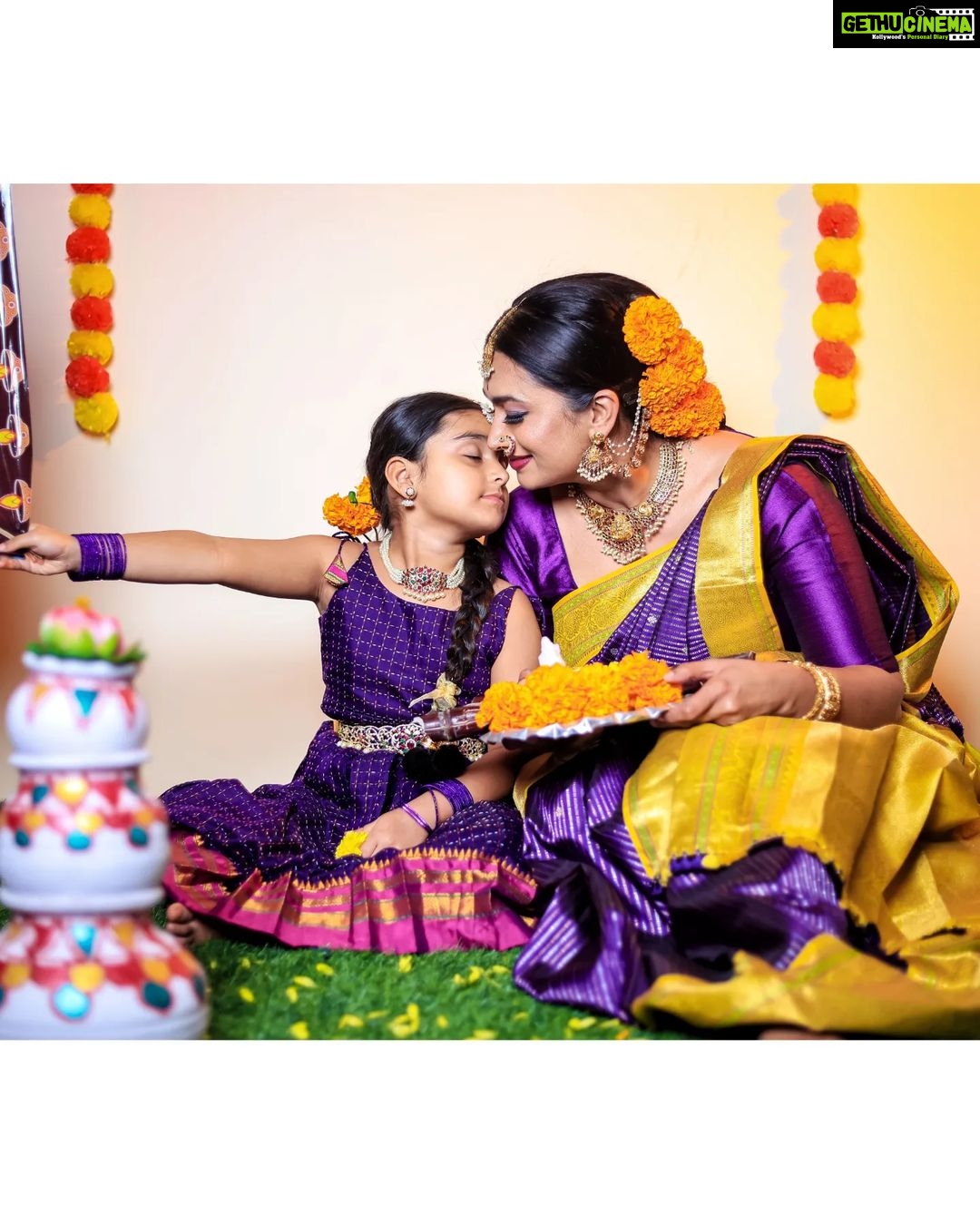 Shwetha Srivatsav Instagram - ಸೂರ್ಯ ದೇವರು ನಿಮ್ಮ ಜೀವನದಲ್ಲಿ ಸಂತೋಷ ಮತ್ತು ಬಹಳಷ್ಟು ಯಶಸ್ಸು ಮತ್ತು ಸಮೃದ್ಧಿಯನ್ನು ತರಲಿ. ಎಲ್ಲರಿಗೂ ಮಕರ ಸಂಕ್ರಾಂತಿಯ ಶುಭಾಶಯಗಳು. #ashmithasrivatsav #shwethasrivatsav @ashmitha.srivatsav 's dress: personal MUA : @makeupstoriesbysumachikkegowda 📸: @royalweddingphotography_blore Saree: @bhargavi_vikyathi Jewellery: @jewelleryforrent_lotusbridal