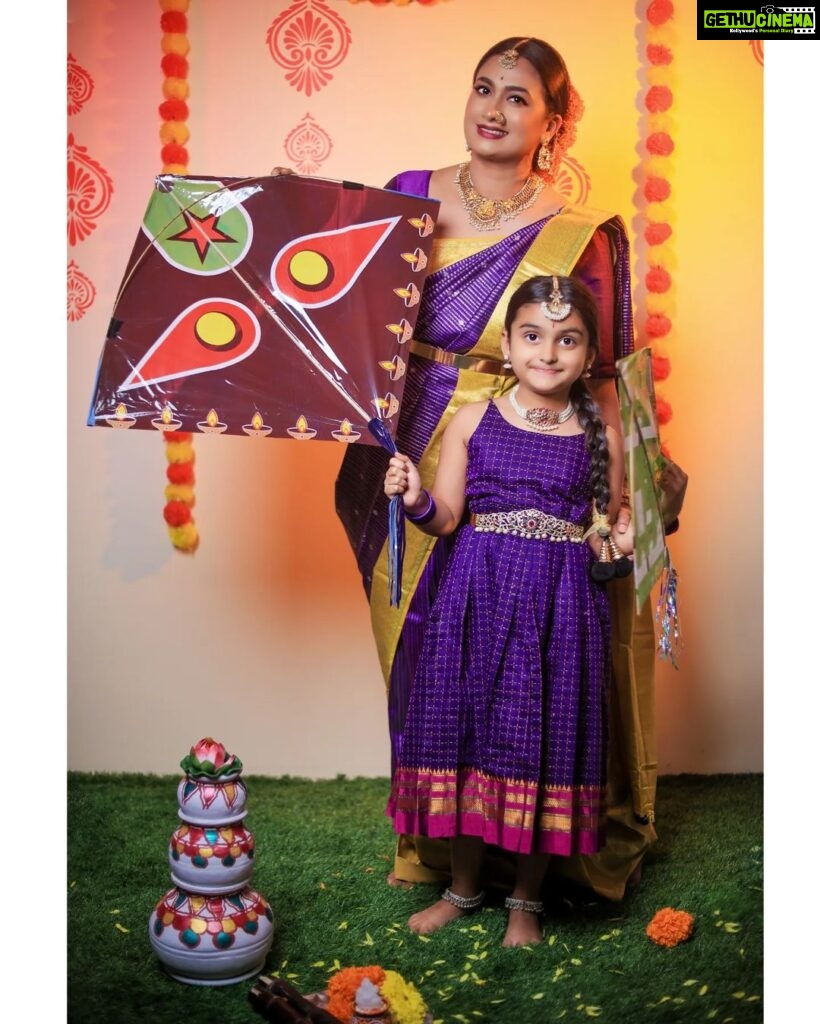 Shwetha Srivatsav Instagram - ಸೂರ್ಯ ದೇವರು ನಿಮ್ಮ ಜೀವನದಲ್ಲಿ ಸಂತೋಷ ಮತ್ತು ಬಹಳಷ್ಟು ಯಶಸ್ಸು ಮತ್ತು ಸಮೃದ್ಧಿಯನ್ನು ತರಲಿ. ಎಲ್ಲರಿಗೂ ಮಕರ ಸಂಕ್ರಾಂತಿಯ ಶುಭಾಶಯಗಳು. #ashmithasrivatsav #shwethasrivatsav @ashmitha.srivatsav 's dress: personal MUA : @makeupstoriesbysumachikkegowda 📸: @royalweddingphotography_blore Saree: @bhargavi_vikyathi Jewellery: @jewelleryforrent_lotusbridal