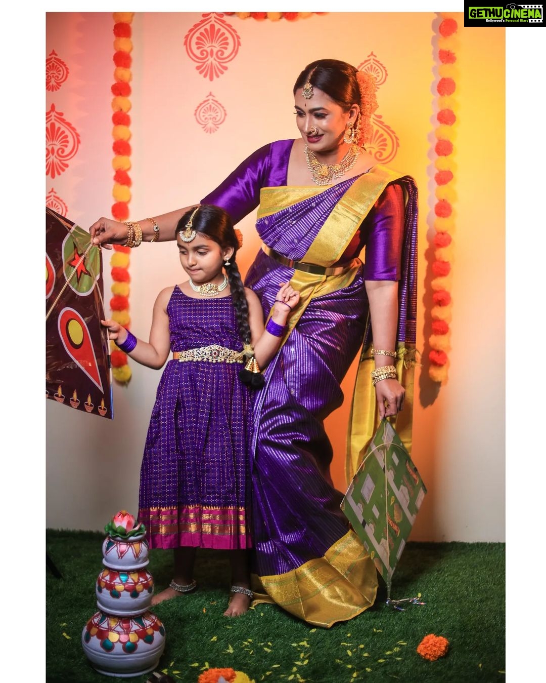 Shwetha Srivatsav Instagram - ಸೂರ್ಯ ದೇವರು ನಿಮ್ಮ ಜೀವನದಲ್ಲಿ ಸಂತೋಷ ಮತ್ತು ಬಹಳಷ್ಟು ಯಶಸ್ಸು ಮತ್ತು ಸಮೃದ್ಧಿಯನ್ನು ತರಲಿ. ಎಲ್ಲರಿಗೂ ಮಕರ ಸಂಕ್ರಾಂತಿಯ ಶುಭಾಶಯಗಳು. #ashmithasrivatsav #shwethasrivatsav @ashmitha.srivatsav 's dress: personal MUA : @makeupstoriesbysumachikkegowda 📸: @royalweddingphotography_blore Saree: @bhargavi_vikyathi Jewellery: @jewelleryforrent_lotusbridal