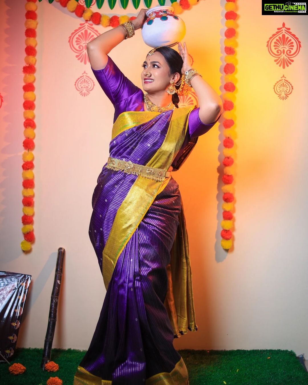 Shwetha Srivatsav Instagram - ಸೂರ್ಯ ದೇವರು ನಿಮ್ಮ ಜೀವನದಲ್ಲಿ ಸಂತೋಷ ಮತ್ತು ಬಹಳಷ್ಟು ಯಶಸ್ಸು ಮತ್ತು ಸಮೃದ್ಧಿಯನ್ನು ತರಲಿ. ಎಲ್ಲರಿಗೂ ಮಕರ ಸಂಕ್ರಾಂತಿಯ ಶುಭಾಶಯಗಳು. MUA : @makeupstoriesbysumachikkegowda 📸: @royalweddingphotography_blore Saree: @bhargavi_vikyathi Jewellery: @jewelleryforrent_lotusbridal