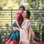 Shwetha Srivatsav Instagram – ಈ ನಾಗರ ಪಂಚಮಿ ನಿಮ್ಮ ಬದುಲಿನಲ್ಲಿ ಸಂತೋಷದ ಬಂಡಾರವನ್ನೇ ಹೊತ್ತು ತರಲಿ
ಮನೆಯಲ್ಲಿ ನೆಮ್ಮದಿ ನೆಲೆಸಲಿ, ಸಂಪತ್ತು ವೃದ್ಧಿಸಲಿ, ಶಿವ ಕೃಪೆ ಸದಾ ನಿಮ್ಮ ಮೇಲಿರಲಿ
ನಾಗರ ಪಂಚಮಿ ಹಬ್ಬದ ಶುಭಾಶಯಗಳು!! 
Beautiful clicks by : @sunithanadigphotography 🤗
Beautiful makeover by : @makeuphair_by_vinya 🤗

#saree #traditional #ashmithasrivatsav #daughter #motherdaughter #festival #southindian #actor #filmactor #mother #traditionalphotography #instagram #instagood #festivalsofindia #halfsaree