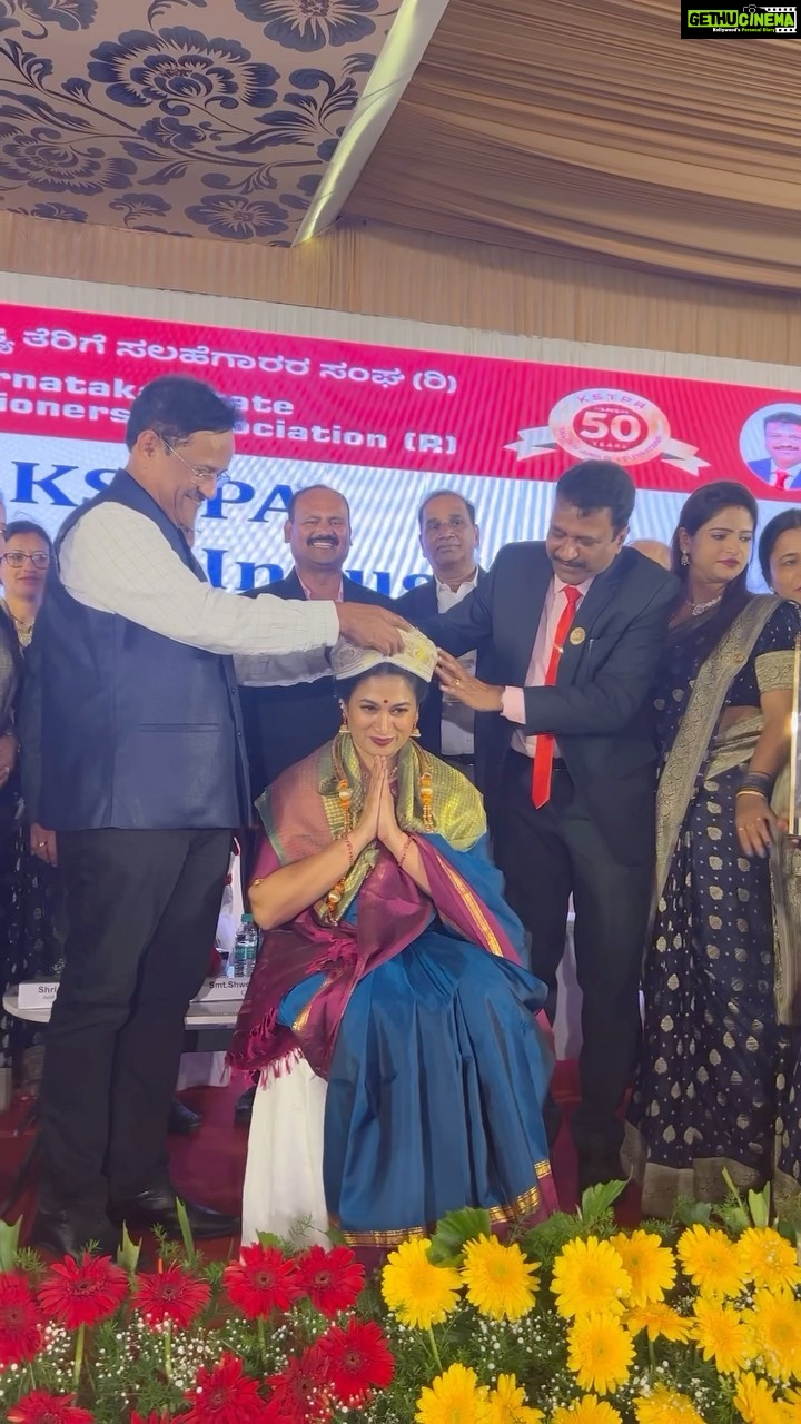 Shwetha Srivatsav Instagram - Gestured as a chief guest to inaugurate the prestigious - Karanataka State Tax Practitioners Association - Women’s wing! Thank you for the warm invite and for all love showered and it was great interacting with you all! Special thanks to Dr. BV Murali Krishna ( Addl Commissioner of Commercial Taxes) and I was so surprised to learn Mr Murali sir has taken time out from his busy schedule and watched all of my movies in the theatre 😍🙏🏽!! Thanks to Smt Priyadarshini Bansi, Adl Commissioner of Income Tax (TDS) , Mr. S Nanjunda Prasad ( President of KSTPA) and other dignitaries. #feelingblessed #honored #taxpractitioner #nationaltaxpractionersday #shwethasrivatsav