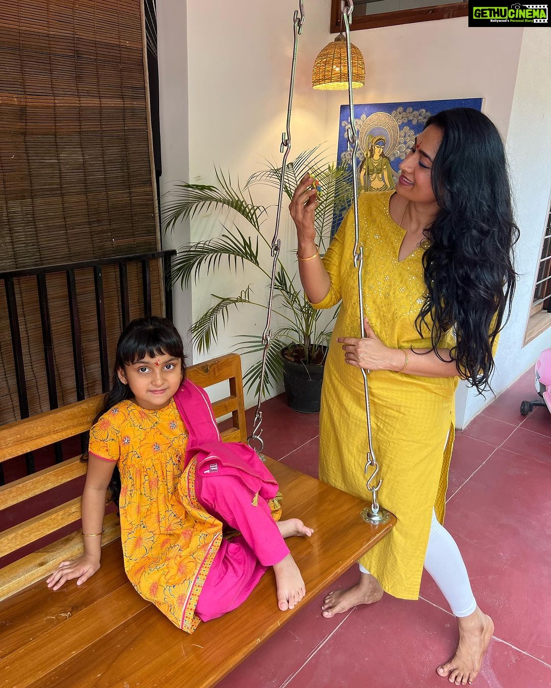 Shwetha Srivatsav Instagram - ಸ್ವರ್ಣಗೌರಿ ಮತ್ತು ಸಿದ್ದಿವಿನಾಯಕ ಸುಖ ಸಂತೋಷ ನೀಡಿ ಹರಸಲಿ. ವಕ್ರತುಂಡ ಮಹಾಕಾಯ , ಸೂರ್ಯಕೋಟಿ ಸಮಪ್ರಭ, ನಿರ್ವಿಘ್ನಂ ಕುರುಮೇದೇವ , ಸರ್ವಕಾಯೇಶು ಸರ್ವದ, ಸರ್ವರಿಗೂ ಗೌರಿ ಗಣೇಶ ಹಬ್ಬದ ಶುಭಾಶಯಗಳು 🙏🏽!!