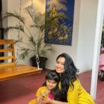 Shwetha Srivatsav Instagram - ಸ್ವರ್ಣಗೌರಿ ಮತ್ತು ಸಿದ್ದಿವಿನಾಯಕ ಸುಖ ಸಂತೋಷ ನೀಡಿ ಹರಸಲಿ. ವಕ್ರತುಂಡ ಮಹಾಕಾಯ , ಸೂರ್ಯಕೋಟಿ ಸಮಪ್ರಭ, ನಿರ್ವಿಘ್ನಂ ಕುರುಮೇದೇವ , ಸರ್ವಕಾಯೇಶು ಸರ್ವದ, ಸರ್ವರಿಗೂ ಗೌರಿ ಗಣೇಶ ಹಬ್ಬದ ಶುಭಾಶಯಗಳು 🙏🏽!!
