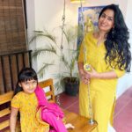 Shwetha Srivatsav Instagram - ಸ್ವರ್ಣಗೌರಿ ಮತ್ತು ಸಿದ್ದಿವಿನಾಯಕ ಸುಖ ಸಂತೋಷ ನೀಡಿ ಹರಸಲಿ. ವಕ್ರತುಂಡ ಮಹಾಕಾಯ , ಸೂರ್ಯಕೋಟಿ ಸಮಪ್ರಭ, ನಿರ್ವಿಘ್ನಂ ಕುರುಮೇದೇವ , ಸರ್ವಕಾಯೇಶು ಸರ್ವದ, ಸರ್ವರಿಗೂ ಗೌರಿ ಗಣೇಶ ಹಬ್ಬದ ಶುಭಾಶಯಗಳು 🙏🏽!!