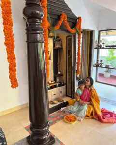Shwetha Srivatsav Instagram - ಶ್ರೀ ವರಮಹಾಲಕ್ಷ್ಮಿ ದೇವಿ ನಿಮಗೂ ಹಾಗೂ ನಿಮ್ಮ ಕುಟುಂಬಕ್ಕೂ ಆರೋಗ್ಯ, ಐಶ್ವರ್ಯ ನೆಮ್ಮದಿ ಕೊಟ್ಟು ಕಾಪಾಡಲಿ
ನಾಡಿನ ಸಮಸ್ತ ಜನತೆಗೆ ಶ್ರೀವರಮಹಾಲಕ್ಷ್ಮಿ ಹಬ್ಬದ ಹಾರ್ದಿಕ ಶುಭಾಶಯಗಳು !! #festivalseason #festivalsofindia #southindian #kannada #saree #traditional #ashmithasrivatsav