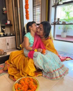 Shwetha Srivatsav Instagram - ಶ್ರೀ ವರಮಹಾಲಕ್ಷ್ಮಿ ದೇವಿ ನಿಮಗೂ ಹಾಗೂ ನಿಮ್ಮ ಕುಟುಂಬಕ್ಕೂ ಆರೋಗ್ಯ, ಐಶ್ವರ್ಯ ನೆಮ್ಮದಿ ಕೊಟ್ಟು ಕಾಪಾಡಲಿ
ನಾಡಿನ ಸಮಸ್ತ ಜನತೆಗೆ ಶ್ರೀವರಮಹಾಲಕ್ಷ್ಮಿ ಹಬ್ಬದ ಹಾರ್ದಿಕ ಶುಭಾಶಯಗಳು !! #festivalseason #festivalsofindia #southindian #kannada #saree #traditional #ashmithasrivatsav