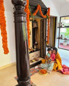 Shwetha Srivatsav Instagram - ಶ್ರೀ ವರಮಹಾಲಕ್ಷ್ಮಿ ದೇವಿ ನಿಮಗೂ ಹಾಗೂ ನಿಮ್ಮ ಕುಟುಂಬಕ್ಕೂ ಆರೋಗ್ಯ, ಐಶ್ವರ್ಯ ನೆಮ್ಮದಿ ಕೊಟ್ಟು ಕಾಪಾಡಲಿ
ನಾಡಿನ ಸಮಸ್ತ ಜನತೆಗೆ ಶ್ರೀವರಮಹಾಲಕ್ಷ್ಮಿ ಹಬ್ಬದ ಹಾರ್ದಿಕ ಶುಭಾಶಯಗಳು !! #festivalseason #festivalsofindia #southindian #kannada #saree #traditional #ashmithasrivatsav