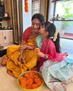 Shwetha Srivatsav Instagram - ಶ್ರೀ ವರಮಹಾಲಕ್ಷ್ಮಿ ದೇವಿ ನಿಮಗೂ ಹಾಗೂ ನಿಮ್ಮ ಕುಟುಂಬಕ್ಕೂ ಆರೋಗ್ಯ, ಐಶ್ವರ್ಯ ನೆಮ್ಮದಿ ಕೊಟ್ಟು ಕಾಪಾಡಲಿ
ನಾಡಿನ ಸಮಸ್ತ ಜನತೆಗೆ ಶ್ರೀವರಮಹಾಲಕ್ಷ್ಮಿ ಹಬ್ಬದ ಹಾರ್ದಿಕ ಶುಭಾಶಯಗಳು !! #festivalseason #festivalsofindia #southindian #kannada #saree #traditional #ashmithasrivatsav
