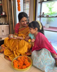 Shwetha Srivatsav Instagram - ಶ್ರೀ ವರಮಹಾಲಕ್ಷ್ಮಿ ದೇವಿ ನಿಮಗೂ ಹಾಗೂ ನಿಮ್ಮ ಕುಟುಂಬಕ್ಕೂ ಆರೋಗ್ಯ, ಐಶ್ವರ್ಯ ನೆಮ್ಮದಿ ಕೊಟ್ಟು ಕಾಪಾಡಲಿ
ನಾಡಿನ ಸಮಸ್ತ ಜನತೆಗೆ ಶ್ರೀವರಮಹಾಲಕ್ಷ್ಮಿ ಹಬ್ಬದ ಹಾರ್ದಿಕ ಶುಭಾಶಯಗಳು !! #festivalseason #festivalsofindia #southindian #kannada #saree #traditional #ashmithasrivatsav