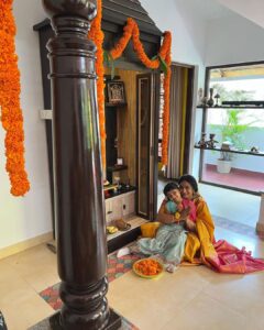 Shwetha Srivatsav Instagram - ಶ್ರೀ ವರಮಹಾಲಕ್ಷ್ಮಿ ದೇವಿ ನಿಮಗೂ ಹಾಗೂ ನಿಮ್ಮ ಕುಟುಂಬಕ್ಕೂ ಆರೋಗ್ಯ, ಐಶ್ವರ್ಯ ನೆಮ್ಮದಿ ಕೊಟ್ಟು ಕಾಪಾಡಲಿ
ನಾಡಿನ ಸಮಸ್ತ ಜನತೆಗೆ ಶ್ರೀವರಮಹಾಲಕ್ಷ್ಮಿ ಹಬ್ಬದ ಹಾರ್ದಿಕ ಶುಭಾಶಯಗಳು !! #festivalseason #festivalsofindia #southindian #kannada #saree #traditional #ashmithasrivatsav