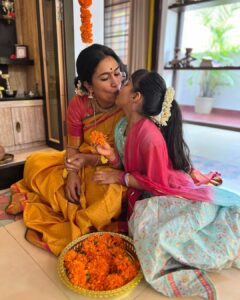 Shwetha Srivatsav Instagram - ಶ್ರೀ ವರಮಹಾಲಕ್ಷ್ಮಿ ದೇವಿ ನಿಮಗೂ ಹಾಗೂ ನಿಮ್ಮ ಕುಟುಂಬಕ್ಕೂ ಆರೋಗ್ಯ, ಐಶ್ವರ್ಯ ನೆಮ್ಮದಿ ಕೊಟ್ಟು ಕಾಪಾಡಲಿ
ನಾಡಿನ ಸಮಸ್ತ ಜನತೆಗೆ ಶ್ರೀವರಮಹಾಲಕ್ಷ್ಮಿ ಹಬ್ಬದ ಹಾರ್ದಿಕ ಶುಭಾಶಯಗಳು !! #festivalseason #festivalsofindia #southindian #kannada #saree #traditional #ashmithasrivatsav