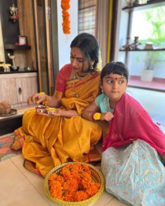 Shwetha Srivatsav Instagram - ಶ್ರೀ ವರಮಹಾಲಕ್ಷ್ಮಿ ದೇವಿ ನಿಮಗೂ ಹಾಗೂ ನಿಮ್ಮ ಕುಟುಂಬಕ್ಕೂ ಆರೋಗ್ಯ, ಐಶ್ವರ್ಯ ನೆಮ್ಮದಿ ಕೊಟ್ಟು ಕಾಪಾಡಲಿ
ನಾಡಿನ ಸಮಸ್ತ ಜನತೆಗೆ ಶ್ರೀವರಮಹಾಲಕ್ಷ್ಮಿ ಹಬ್ಬದ ಹಾರ್ದಿಕ ಶುಭಾಶಯಗಳು !! #festivalseason #festivalsofindia #southindian #kannada #saree #traditional #ashmithasrivatsav