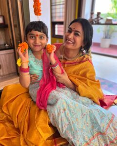 Shwetha Srivatsav Instagram - ಶ್ರೀ ವರಮಹಾಲಕ್ಷ್ಮಿ ದೇವಿ ನಿಮಗೂ ಹಾಗೂ ನಿಮ್ಮ ಕುಟುಂಬಕ್ಕೂ ಆರೋಗ್ಯ, ಐಶ್ವರ್ಯ ನೆಮ್ಮದಿ ಕೊಟ್ಟು ಕಾಪಾಡಲಿ ನಾಡಿನ ಸಮಸ್ತ ಜನತೆಗೆ ಶ್ರೀವರಮಹಾಲಕ್ಷ್ಮಿ ಹಬ್ಬದ ಹಾರ್ದಿಕ ಶುಭಾಶಯಗಳು !! #festivalseason #festivalsofindia #southindian #kannada #saree #traditional #ashmithasrivatsav