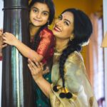 Shwetha Srivatsav Instagram – ಈ ನಾಗರ ಪಂಚಮಿ ನಿಮ್ಮ ಬದುಲಿನಲ್ಲಿ ಸಂತೋಷದ ಬಂಡಾರವನ್ನೇ ಹೊತ್ತು ತರಲಿ
ಮನೆಯಲ್ಲಿ ನೆಮ್ಮದಿ ನೆಲೆಸಲಿ, ಸಂಪತ್ತು ವೃದ್ಧಿಸಲಿ, ಶಿವ ಕೃಪೆ ಸದಾ ನಿಮ್ಮ ಮೇಲಿರಲಿ
ನಾಗರ ಪಂಚಮಿ ಹಬ್ಬದ ಶುಭಾಶಯಗಳು!! 
Beautiful clicks by : @sunithanadigphotography 🤗
Beautiful makeover by : @makeuphair_by_vinya 🤗

#saree #traditional #ashmithasrivatsav #daughter #motherdaughter #festival #southindian #actor #filmactor #mother #traditionalphotography #instagram #instagood #festivalsofindia #halfsaree