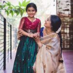 Shwetha Srivatsav Instagram – ಈ ನಾಗರ ಪಂಚಮಿ ನಿಮ್ಮ ಬದುಲಿನಲ್ಲಿ ಸಂತೋಷದ ಬಂಡಾರವನ್ನೇ ಹೊತ್ತು ತರಲಿ
ಮನೆಯಲ್ಲಿ ನೆಮ್ಮದಿ ನೆಲೆಸಲಿ, ಸಂಪತ್ತು ವೃದ್ಧಿಸಲಿ, ಶಿವ ಕೃಪೆ ಸದಾ ನಿಮ್ಮ ಮೇಲಿರಲಿ
ನಾಗರ ಪಂಚಮಿ ಹಬ್ಬದ ಶುಭಾಶಯಗಳು!! 
Beautiful clicks by : @sunithanadigphotography 🤗
Beautiful makeover by : @makeuphair_by_vinya 🤗

#saree #traditional #ashmithasrivatsav #daughter #motherdaughter #festival #southindian #actor #filmactor #mother #traditionalphotography #instagram #instagood #festivalsofindia #halfsaree