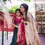 Shwetha Srivatsav Instagram – ಈ ನಾಗರ ಪಂಚಮಿ ನಿಮ್ಮ ಬದುಲಿನಲ್ಲಿ ಸಂತೋಷದ ಬಂಡಾರವನ್ನೇ ಹೊತ್ತು ತರಲಿ
ಮನೆಯಲ್ಲಿ ನೆಮ್ಮದಿ ನೆಲೆಸಲಿ, ಸಂಪತ್ತು ವೃದ್ಧಿಸಲಿ, ಶಿವ ಕೃಪೆ ಸದಾ ನಿಮ್ಮ ಮೇಲಿರಲಿ
ನಾಗರ ಪಂಚಮಿ ಹಬ್ಬದ ಶುಭಾಶಯಗಳು!! 
Beautiful clicks by : @sunithanadigphotography 🤗
Beautiful makeover by : @makeuphair_by_vinya 🤗

#saree #traditional #ashmithasrivatsav #daughter #motherdaughter #festival #southindian #actor #filmactor #mother #traditionalphotography #instagram #instagood #festivalsofindia #halfsaree