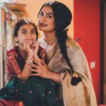 Shwetha Srivatsav Instagram – ಈ ನಾಗರ ಪಂಚಮಿ ನಿಮ್ಮ ಬದುಲಿನಲ್ಲಿ ಸಂತೋಷದ ಬಂಡಾರವನ್ನೇ ಹೊತ್ತು ತರಲಿ
ಮನೆಯಲ್ಲಿ ನೆಮ್ಮದಿ ನೆಲೆಸಲಿ, ಸಂಪತ್ತು ವೃದ್ಧಿಸಲಿ, ಶಿವ ಕೃಪೆ ಸದಾ ನಿಮ್ಮ ಮೇಲಿರಲಿ
ನಾಗರ ಪಂಚಮಿ ಹಬ್ಬದ ಶುಭಾಶಯಗಳು!! 
Beautiful clicks by : @sunithanadigphotography 🤗
Beautiful makeover by : @makeuphair_by_vinya 🤗

#saree #traditional #ashmithasrivatsav #daughter #motherdaughter #festival #southindian #actor #filmactor #mother #traditionalphotography #instagram #instagood #festivalsofindia #halfsaree