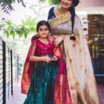 Shwetha Srivatsav Instagram – ಈ ನಾಗರ ಪಂಚಮಿ ನಿಮ್ಮ ಬದುಲಿನಲ್ಲಿ ಸಂತೋಷದ ಬಂಡಾರವನ್ನೇ ಹೊತ್ತು ತರಲಿ
ಮನೆಯಲ್ಲಿ ನೆಮ್ಮದಿ ನೆಲೆಸಲಿ, ಸಂಪತ್ತು ವೃದ್ಧಿಸಲಿ, ಶಿವ ಕೃಪೆ ಸದಾ ನಿಮ್ಮ ಮೇಲಿರಲಿ
ನಾಗರ ಪಂಚಮಿ ಹಬ್ಬದ ಶುಭಾಶಯಗಳು!! 
Beautiful clicks by : @sunithanadigphotography 🤗
Beautiful makeover by : @makeuphair_by_vinya 🤗

#saree #traditional #ashmithasrivatsav #daughter #motherdaughter #festival #southindian #actor #filmactor #mother #traditionalphotography #instagram #instagood #festivalsofindia #halfsaree