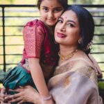 Shwetha Srivatsav Instagram – ಈ ನಾಗರ ಪಂಚಮಿ ನಿಮ್ಮ ಬದುಲಿನಲ್ಲಿ ಸಂತೋಷದ ಬಂಡಾರವನ್ನೇ ಹೊತ್ತು ತರಲಿ
ಮನೆಯಲ್ಲಿ ನೆಮ್ಮದಿ ನೆಲೆಸಲಿ, ಸಂಪತ್ತು ವೃದ್ಧಿಸಲಿ, ಶಿವ ಕೃಪೆ ಸದಾ ನಿಮ್ಮ ಮೇಲಿರಲಿ
ನಾಗರ ಪಂಚಮಿ ಹಬ್ಬದ ಶುಭಾಶಯಗಳು!! 
Beautiful clicks by : @sunithanadigphotography 🤗
Beautiful makeover by : @makeuphair_by_vinya 🤗

#saree #traditional #ashmithasrivatsav #daughter #motherdaughter #festival #southindian #actor #filmactor #mother #traditionalphotography #instagram #instagood #festivalsofindia #halfsaree