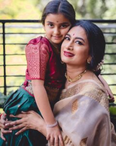 Shwetha Srivatsav Instagram - ಈ ನಾಗರ ಪಂಚಮಿ ನಿಮ್ಮ ಬದುಲಿನಲ್ಲಿ ಸಂತೋಷದ ಬಂಡಾರವನ್ನೇ ಹೊತ್ತು ತರಲಿ ಮನೆಯಲ್ಲಿ ನೆಮ್ಮದಿ ನೆಲೆಸಲಿ, ಸಂಪತ್ತು ವೃದ್ಧಿಸಲಿ, ಶಿವ ಕೃಪೆ ಸದಾ ನಿಮ್ಮ ಮೇಲಿರಲಿ ನಾಗರ ಪಂಚಮಿ ಹಬ್ಬದ ಶುಭಾಶಯಗಳು!! Beautiful clicks by : @sunithanadigphotography 🤗 Beautiful makeover by : @makeuphair_by_vinya 🤗 #saree #traditional #ashmithasrivatsav #daughter #motherdaughter #festival #southindian #actor #filmactor #mother #traditionalphotography #instagram #instagood #festivalsofindia #halfsaree