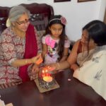 Shwetha Srivatsav Instagram – ತಾಯಿಗಿಂತ ದೇವರಿಲ್ಲ !! ಜನ್ಮ ನೀಡಿದ ಜನ್ಮದಾತೆಗೆ ಜನ್ಮದಿನದ ಶುಭಾಶಯಗಳು @vinodinikalyan__gmail_._com 🤗🎂🥳❤️🙌🏼!! #happybirthday #loveyouamma #mother #grandma