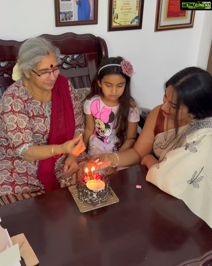 Shwetha Srivatsav Instagram - ತಾಯಿಗಿಂತ ದೇವರಿಲ್ಲ !! ಜನ್ಮ ನೀಡಿದ ಜನ್ಮದಾತೆಗೆ ಜನ್ಮದಿನದ ಶುಭಾಶಯಗಳು @vinodinikalyan__gmail_._com 🤗🎂🥳❤️🙌🏼!! #happybirthday #loveyouamma #mother #grandma