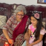 Shwetha Srivatsav Instagram – ತಾಯಿಗಿಂತ ದೇವರಿಲ್ಲ !! ಜನ್ಮ ನೀಡಿದ ಜನ್ಮದಾತೆಗೆ ಜನ್ಮದಿನದ ಶುಭಾಶಯಗಳು @vinodinikalyan__gmail_._com 🤗🎂🥳❤️🙌🏼!! #happybirthday #loveyouamma #mother #grandma