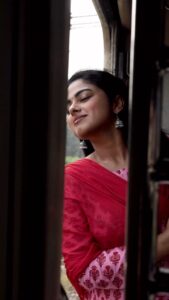 Siddhi Idnani Instagram - Love Rails ✨🚃

#siddhiidnani #deepakduraiphotography #loverail #trend #reels #trending #trendingreels #video #viral #travel #love #photography #trendingsongs