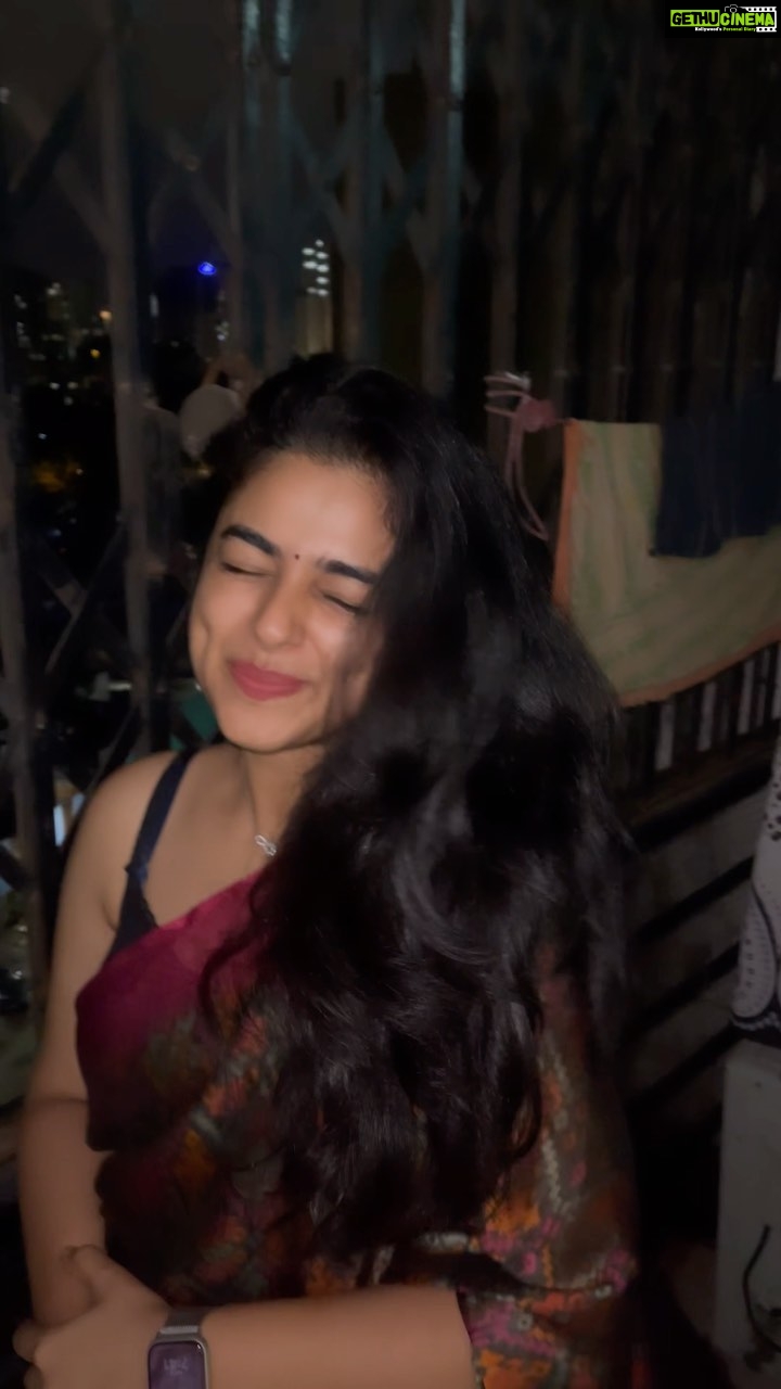 Siddhi Idnani Instagram - Random as random can get.. wore my grandmoms saree and made my brother record me smiling and grinning away 💜
