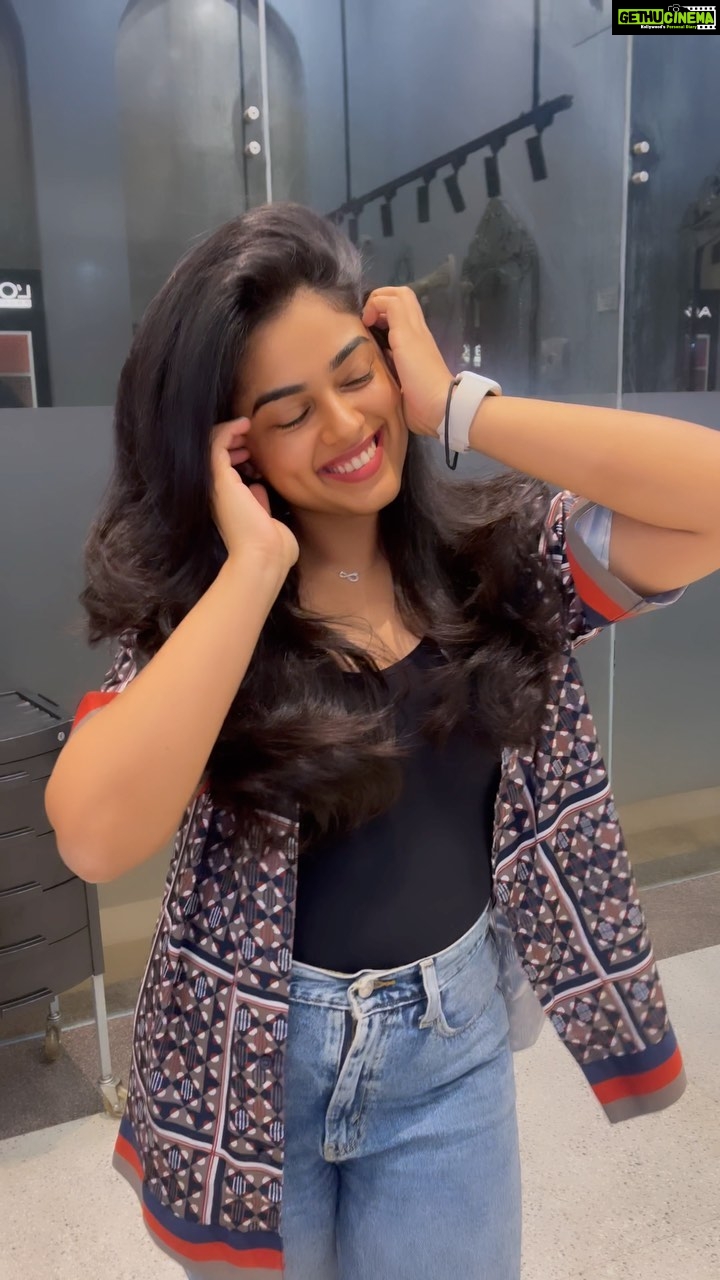 Siddhi Idnani Instagram - I just…. Cant. STOP. 💇🏻♀️ @shiffault_goa_hair_and_makeup