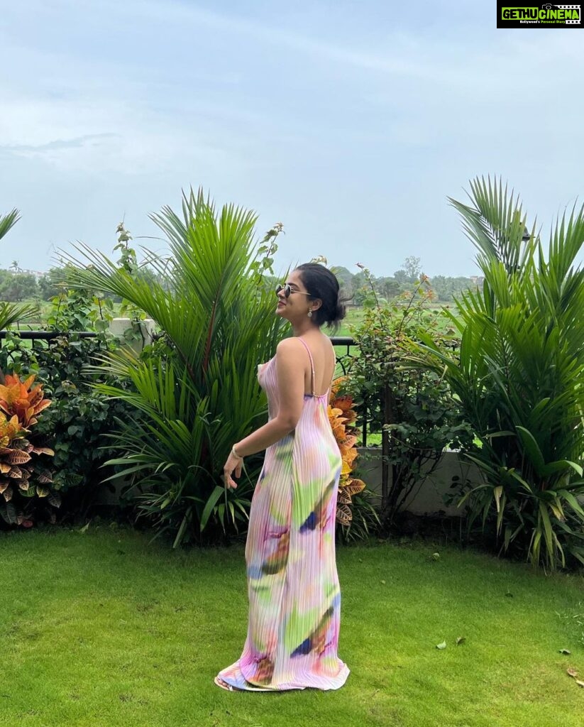 Siddhi Idnani Instagram - Tropical state of mind💜🍍