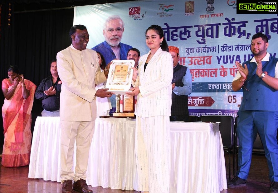 Siddhi Idnani Instagram - Honoured to receive the prestigious ‘Yuva Prerna Award’ from the Ministry of Youth Affairs & Sports (NYKS) Govt of India at the Nehru Yuva Kendra.
