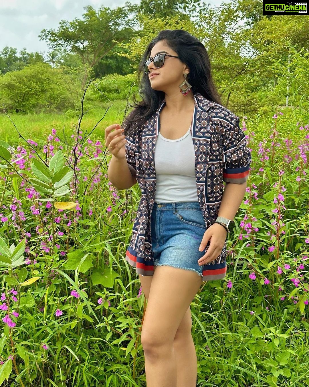 Siddhi Idnani Instagram - adopting the pace of nature! 🍃