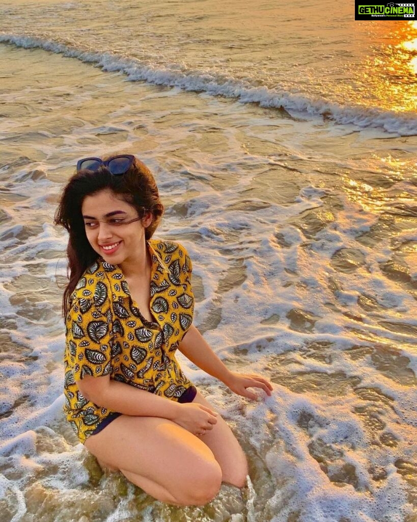 Siddhi Idnani Instagram - missing the Goan sunshine a little extra today!🍍⛅️