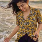 Siddhi Idnani Instagram - missing the Goan sunshine a little extra today!🍍⛅️