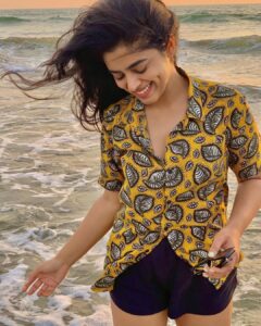 Siddhi Idnani Instagram - missing the Goan sunshine a little extra today!🍍⛅️