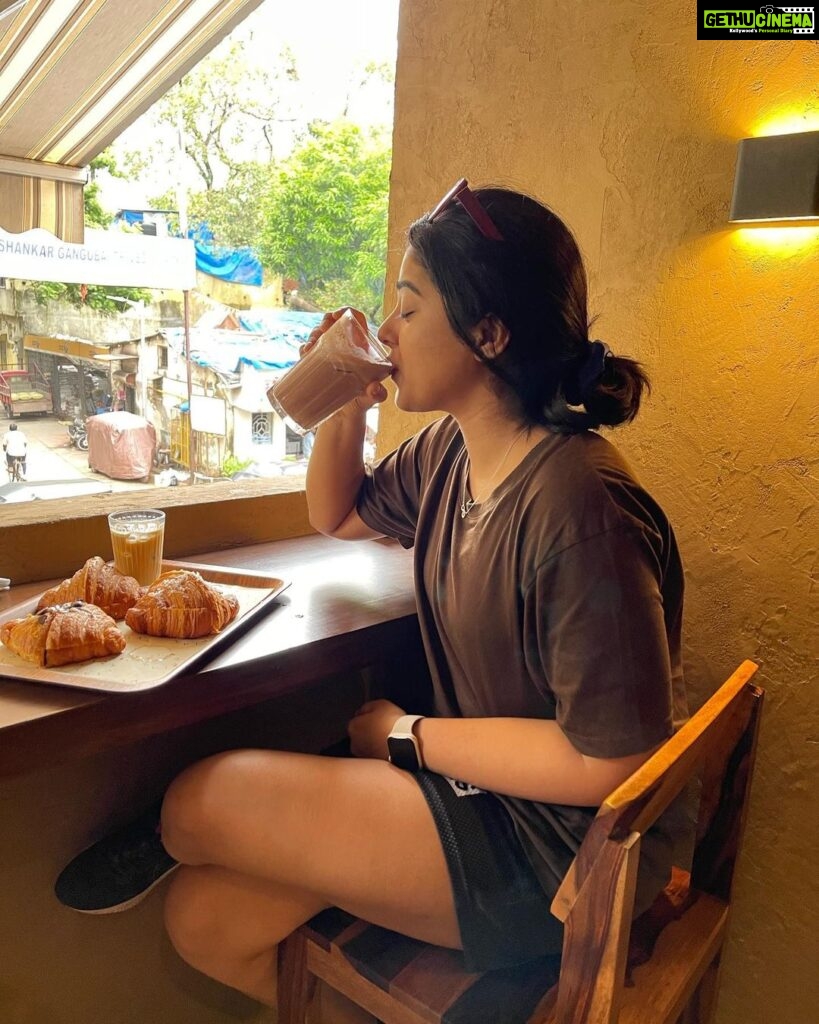 Siddhi Idnani Instagram - Today I decided to be just…Happy! 🥰 Woke up early (after a long time) dragged my brother for moral support. Went to the beach, during monsoon it just hits different 🌧️ Tried a new place for breakfast and had my favourite Vietnamese coffee and some croissants 🥐 And clicked lots of pictures of it all 🥰 The point being, YOU get to decide what you make out of today. 🥰