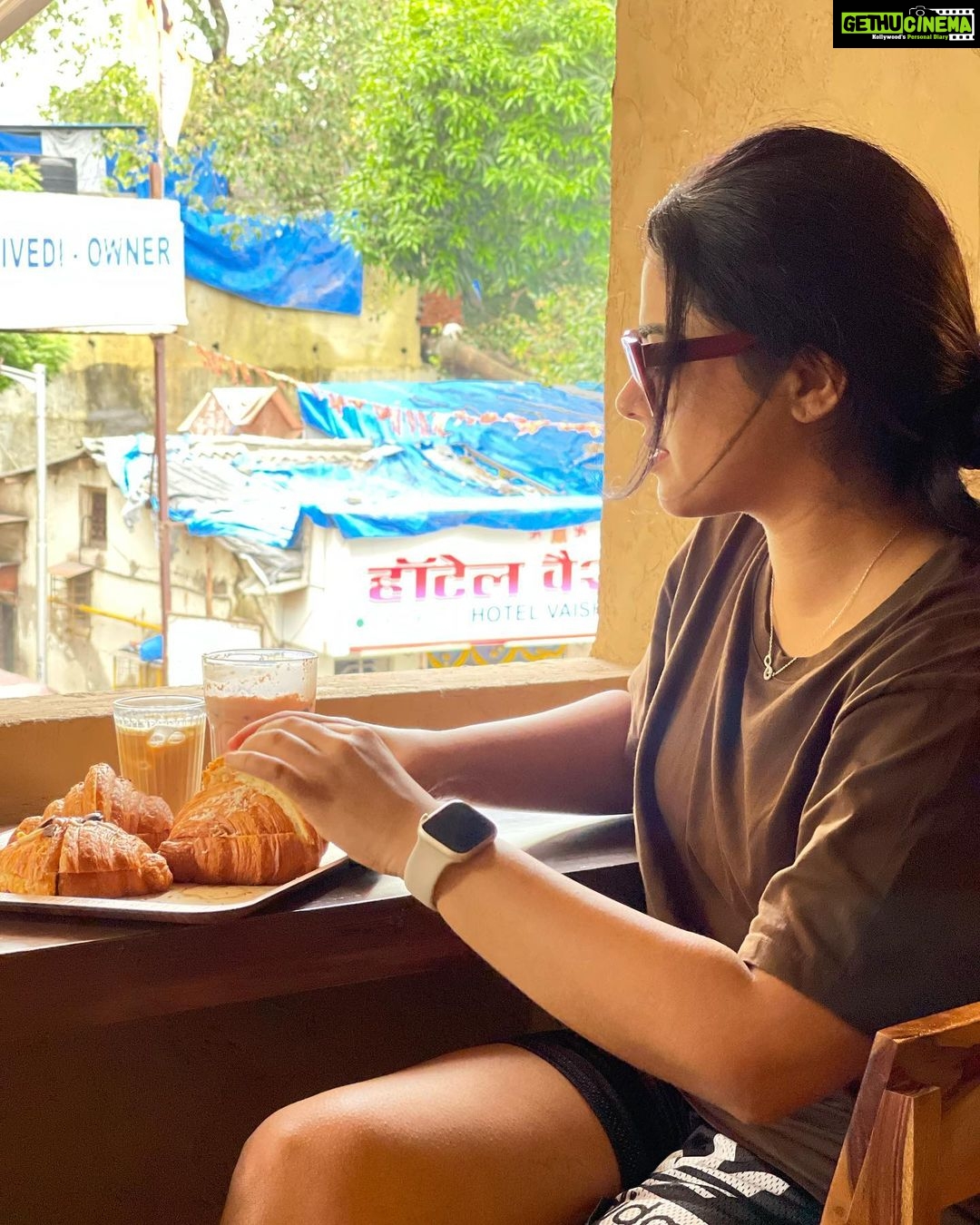 Siddhi Idnani Instagram - Today I decided to be just…Happy! 🥰 Woke up early (after a long time) dragged my brother for moral support. Went to the beach, during monsoon it just hits different 🌧️ Tried a new place for breakfast and had my favourite Vietnamese coffee and some croissants 🥐 And clicked lots of pictures of it all 🥰 The point being, YOU get to decide what you make out of today. 🥰