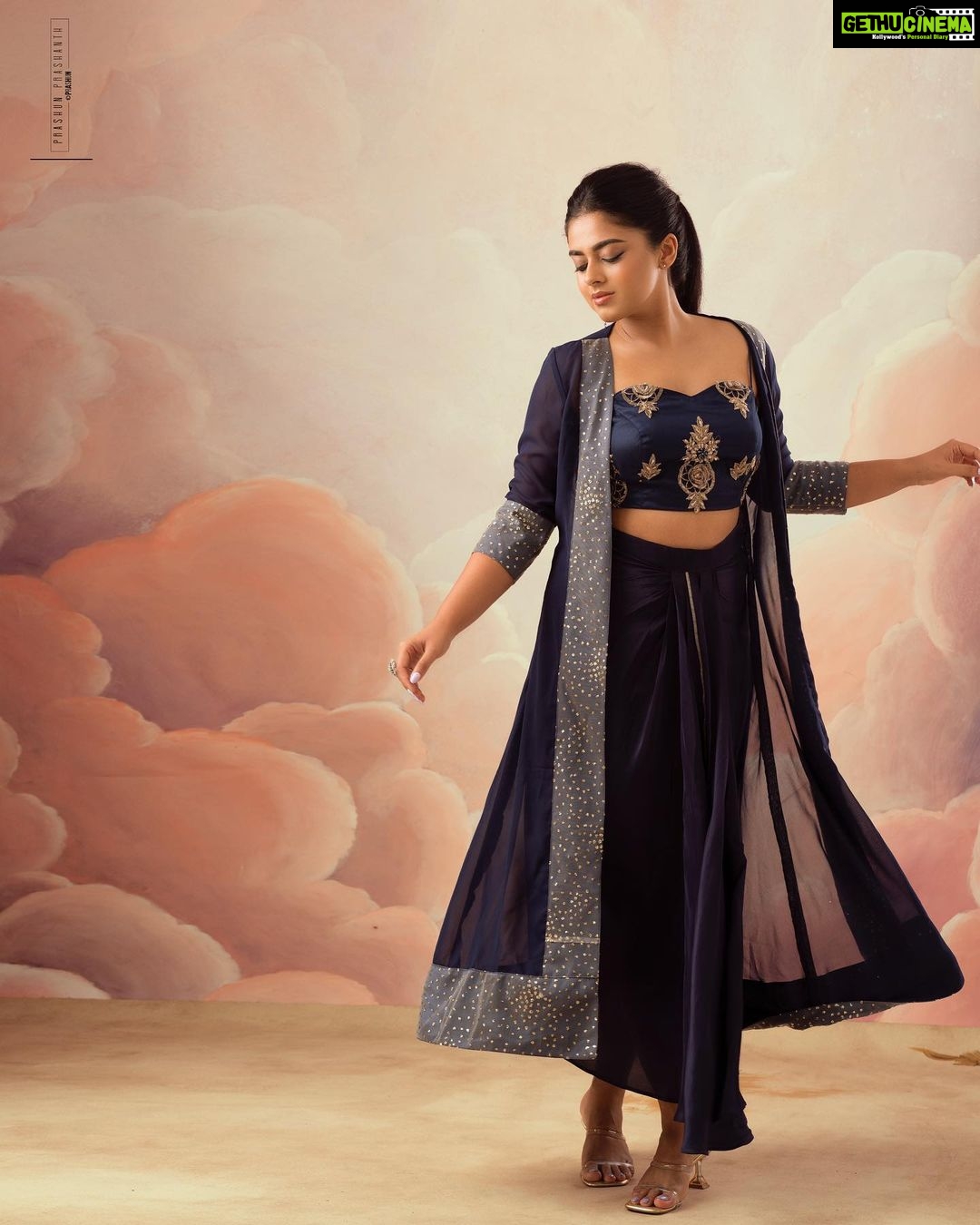 Siddhi Idnani Instagram - . . . 💙 . . . Wardrobe/styling : @labelswarupa Photographer : @prachuprashanth Make up : @reenapaiva Hairstylist : @venki_hairstylist Backdrop : @mizubackdrops @studioi.india