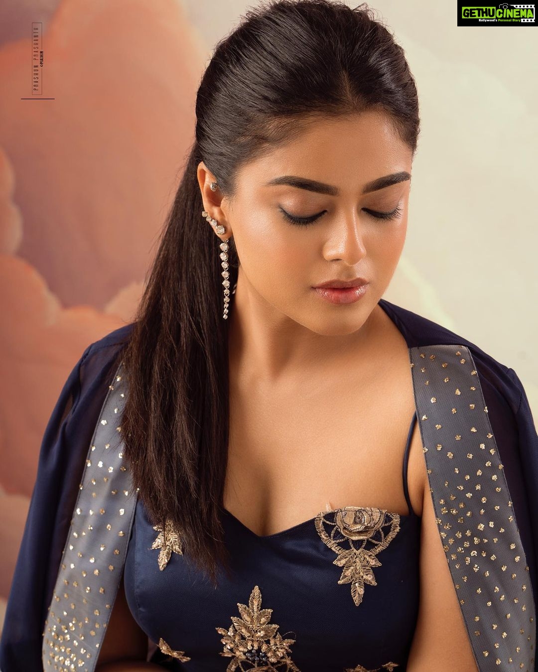 Siddhi Idnani Instagram - . . . 💙 . . . Wardrobe/styling : @labelswarupa Photographer : @prachuprashanth Make up : @reenapaiva Hairstylist : @venki_hairstylist Backdrop : @mizubackdrops @studioi.india