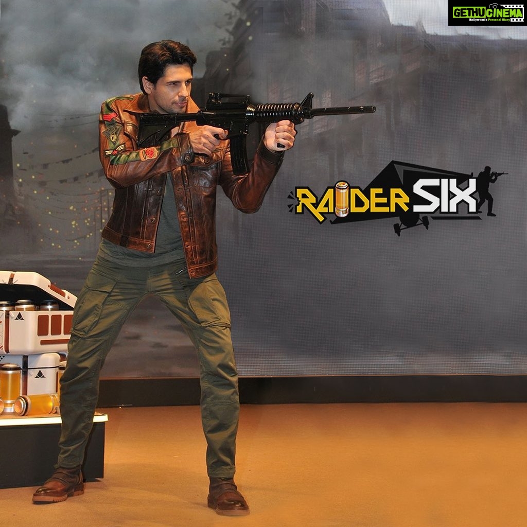 Sidharth Malhotra Instagram - Thrilled to have attended the electrifying launch event of @raidersixofficial , that will keep you on the edge of your seat. You too can gear up and start raiding. Download Raider SIX now!