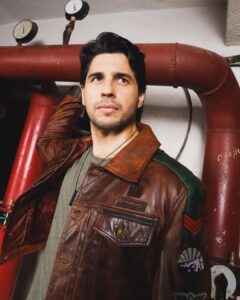 Sidharth Malhotra Instagram - Seize the day, be your own Hero ❤️💪
.
Styled by: @mohitrai 
Makeup: @rizvan02 
Hair: @ali19rizvi 
Photographer: @samrat.02